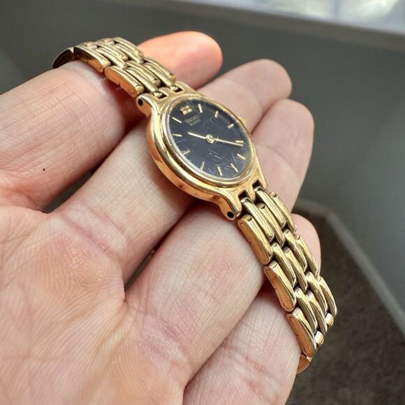 Vintage Ladies Seiko 1N00-0A99 BLACK Dial 22mm Gold Tone Dainty Stainless Watch - Picture 9 of 9